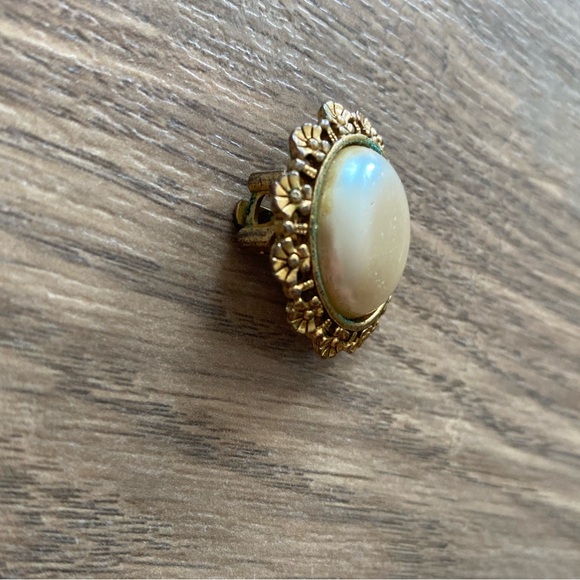 VINTAGE PEARL ROUND GOLD SEASHELL EDGE CLIP ON EARRINGS - Picture 3 of 10